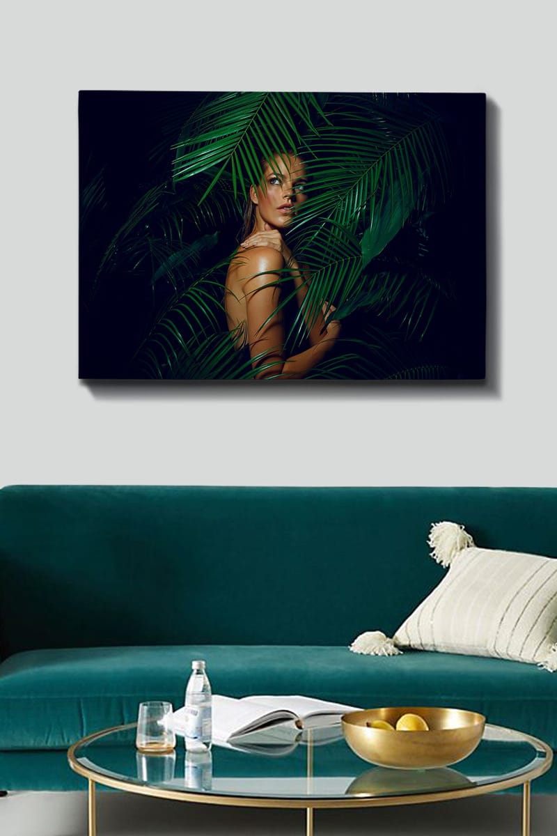 Canvas taulu 70x100 cm - Nainen osittain piilossa vihreiden palmunlehtien takana - Tummanvihreä / Vaaleanvihreä / Beige - Sisustustuotteet - Taulu & taide - Canvas-taulu