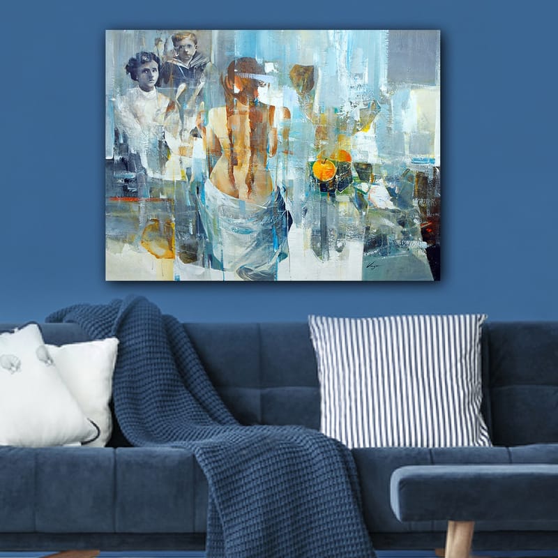 Canvas taulu 70x100 cm - Nainen selkä katsojaan päin, abstraktien muotojen ja hahmojen ympäröimänä - Sininen / Oranssi / Harmaa - Sisustustuotteet - Taulu & taide - Canvas-taulu