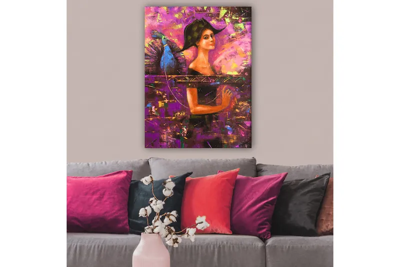 Canvas taulu 70x100 cm - Nainen suuressa hatussa ja siivissä, ilmaisee mysteeriä ja voimaa - Violetti / Sininen / Oranssi - Sisustustuotteet - Taulu & taide - Canvas-taulu