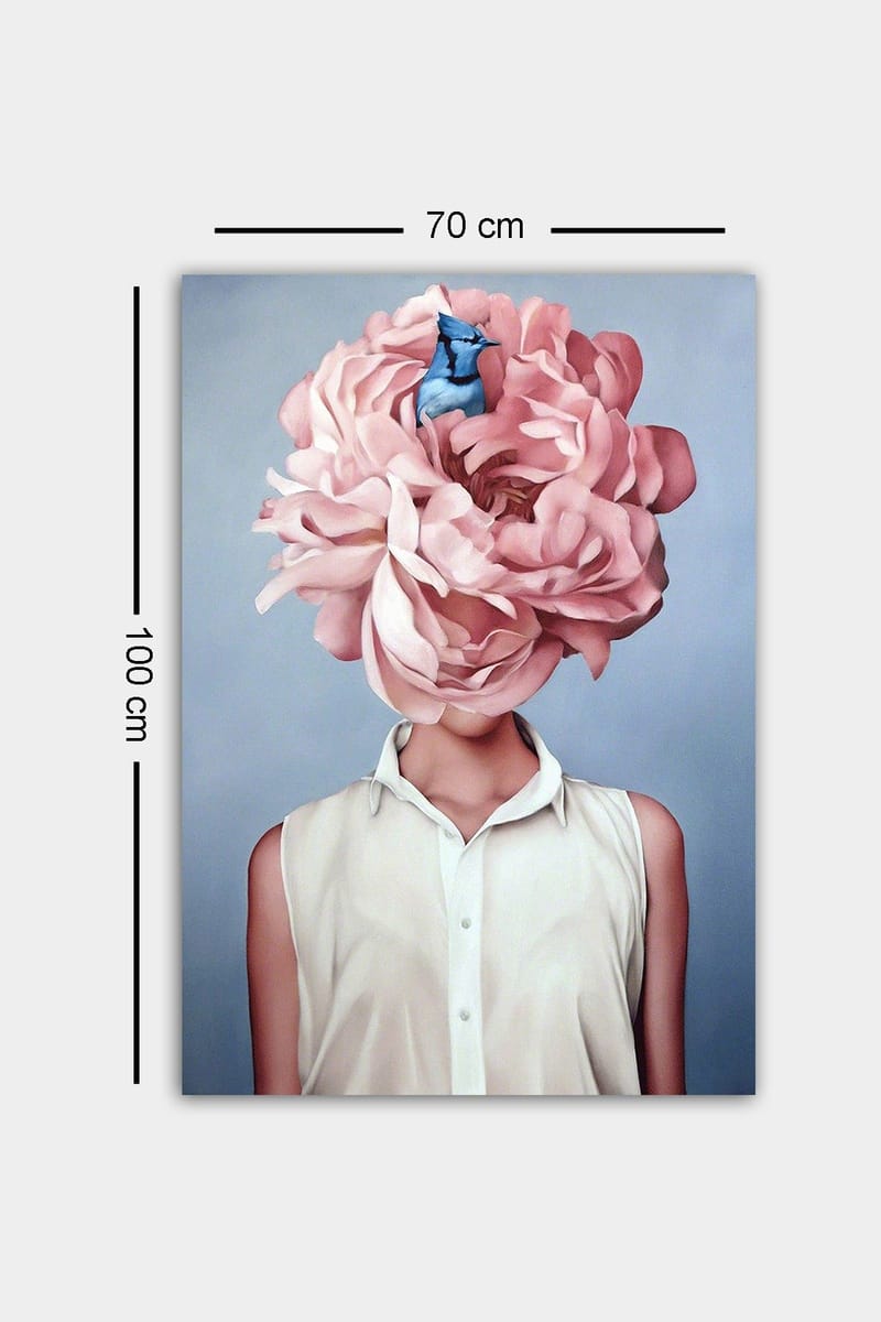 Canvas taulu 70x100 cm - Nainen suuressa vaaleanpunaisessa kukkapäähineessä ja sinisessä linnussa istumassa kukkien keskellä - Vaaleanpunainen / Sininen / Beige - Sisustustuotteet - Taulu & taide - Canvas-taulu