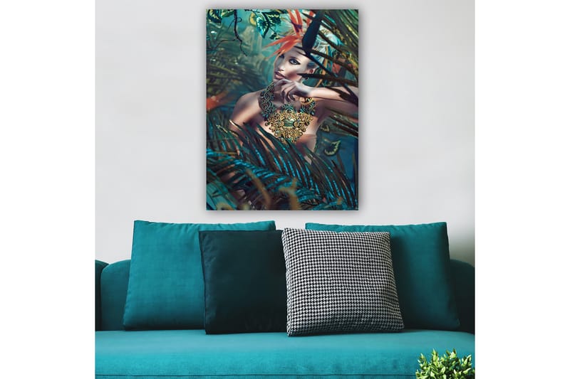 Canvas taulu 70x100 cm - Nainen tiheässä, rehevässä ympäristössä, jossa on katseenvangitseva, monimutkainen koruyksityiskohta - Tummanvihreä / Turkoosi / Beige - Sisustustuotteet - Taulu & taide - Canvas-taulu