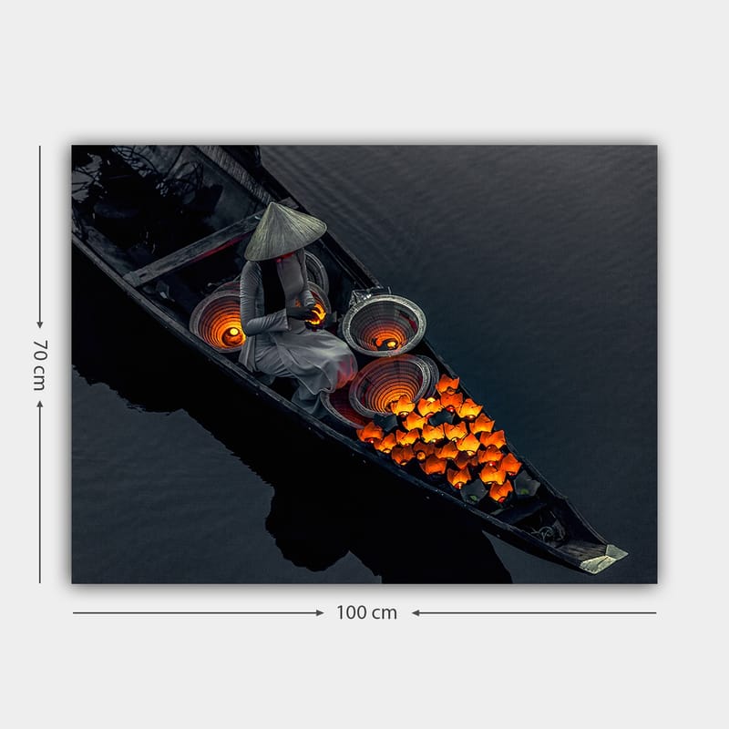 Canvas taulu 70x100 cm - Nainen veneessä ympäröi itsensä kirkkaan oranssilla kalalla ja perinteisillä koreilla - Oranssi / Musta / Harmaa - Sisustustuotteet - Taulu & taide - Canvas-taulu