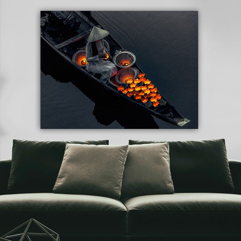 Canvas taulu 70x100 cm - Nainen veneessä ympäröi itsensä kirkkaan oranssilla kalalla ja perinteisillä koreilla - Oranssi / Musta / Harmaa - Sisustustuotteet - Taulu & taide - Canvas-taulu