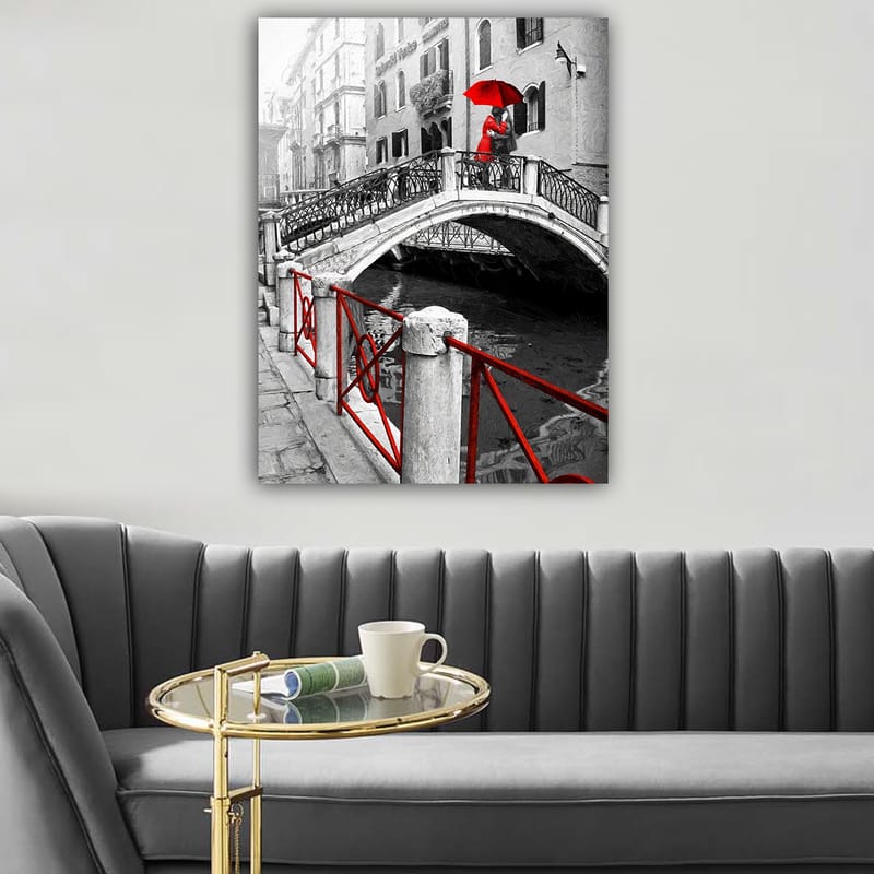 Canvas taulu 70x100 cm - Nainen punaisen sateenvarjon kanssa seisomassa sillalla mustavalkoisessa venetsialaisessa ympäristössä - Punainen / Musta / Valkoinen - Sisustustuotteet - Taulu & taide - Canvas-taulu