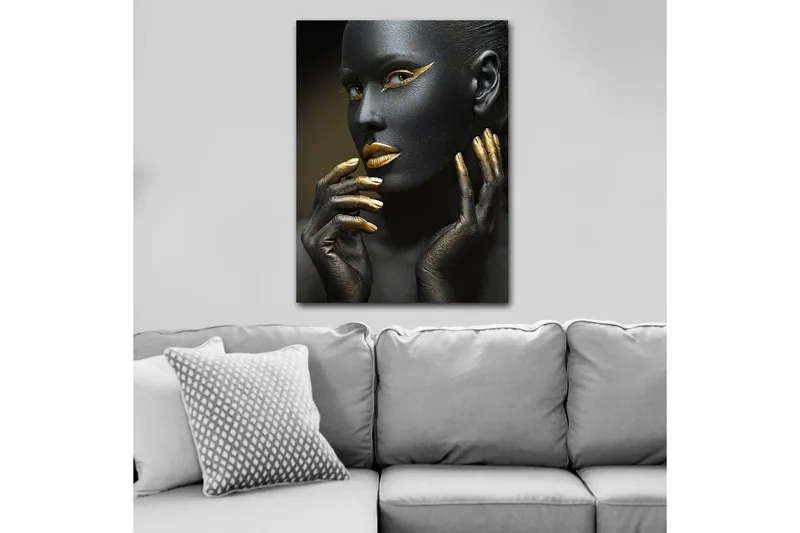 Canvas taulu 70x100 cm - Naisen muotokuva mustalla kasvomaalilla ja kultaisilla yksityiskohdilla - Musta / Kulta - Sisustustuotteet - Taulu & taide - Canvas-taulu