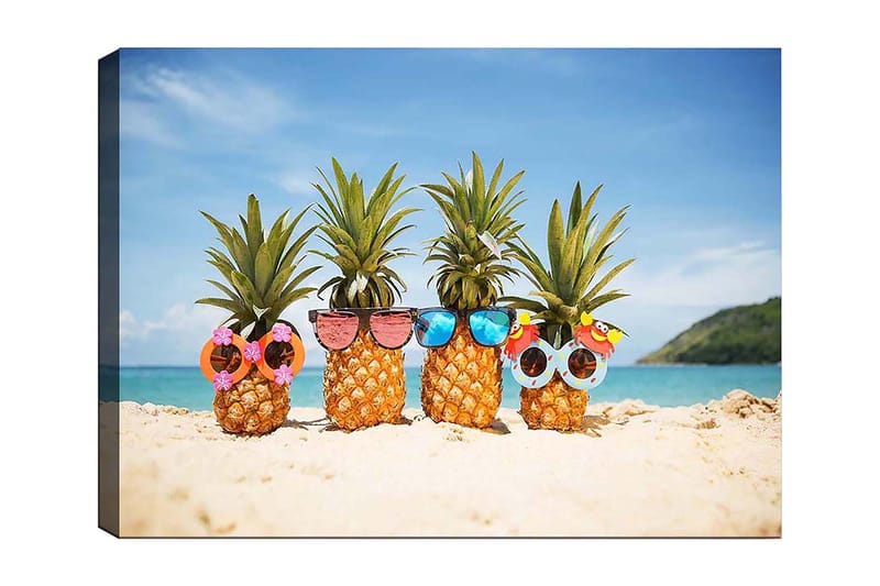 Canvas taulu 70x100 cm - Neljä ananasta aurinkolaseilla ja koristeilla rannalla, Keltainen / Vihreä / Vaaleanpunainen