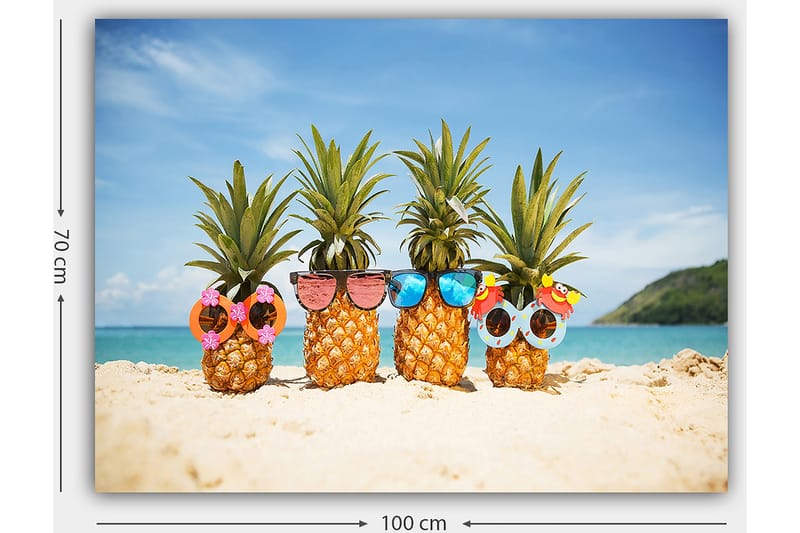 Canvas taulu 70x100 cm - Neljä ananasta aurinkolaseilla ja koristeilla rannalla - Keltainen / Vihreä / Vaaleanpunainen - Sisustustuotteet - Taulu & taide - Canvas-taulu