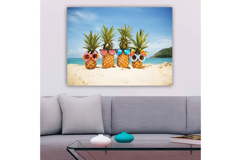 Canvas taulu 70x100 cm - Neljä ananasta aurinkolaseilla ja koristeilla rannalla - Keltainen / Vihreä / Vaaleanpunainen - Sisustustuotteet - Taulu & taide - Canvas-taulu