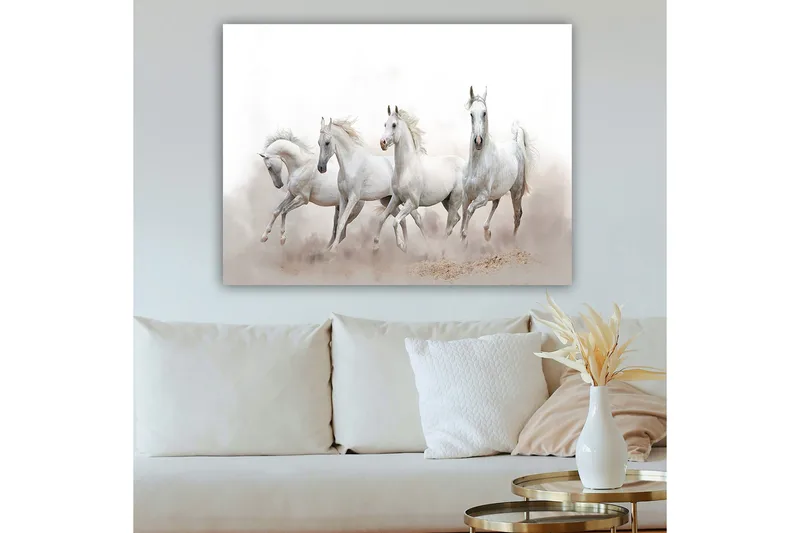 Canvas taulu 70x100 cm - Neljä valkoista hevosta laukkaa eteenpäin sumuisessa ympäristössä - Valkoinen / Vaaleanharmaa - Sisustustuotteet - Taulu & taide - Canvas-taulu