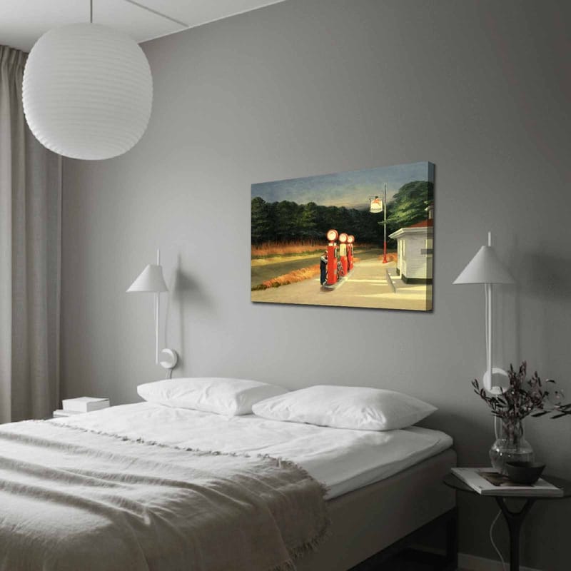 Canvas taulu 70x100 cm - Nostalginen huoltoasema vintage-pumppuineen luonnonkauniissa ympäristössä, Punainen / Vihreä / Sininen