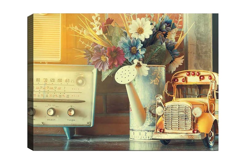 Canvas taulu 70x100 cm - Nostalgista hiljaisuutta vanhanaikaisen radion, kastelukannun ja leikkiauton kanssa viehättävässä sisustuksessa, Keltainen / Sininen / Valkoinen