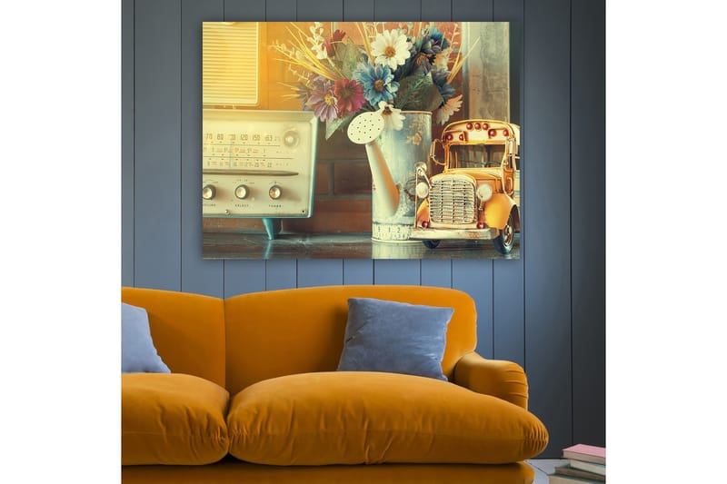 Canvas taulu 70x100 cm - Nostalgista hiljaisuutta vanhanaikaisen radion, kastelukannun ja leikkiauton kanssa viehättävässä sisustuksessa - Keltainen / Sininen / Valkoinen - Sisustustuotteet - Taulu & taide - Canvas-taulu