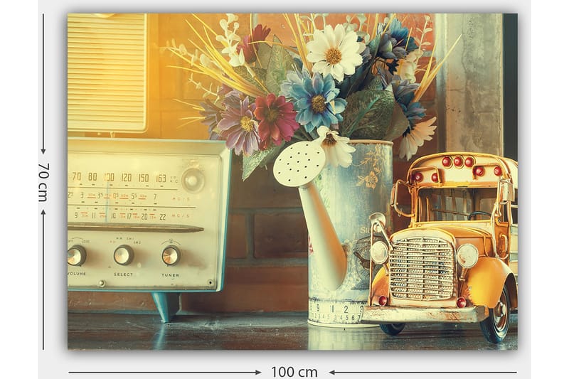 Canvas taulu 70x100 cm - Nostalgista hiljaisuutta vanhanaikaisen radion, kastelukannun ja leikkiauton kanssa viehättävässä sisustuksessa - Keltainen / Sininen / Valkoinen - Sisustustuotteet - Taulu & taide - Canvas-taulu
