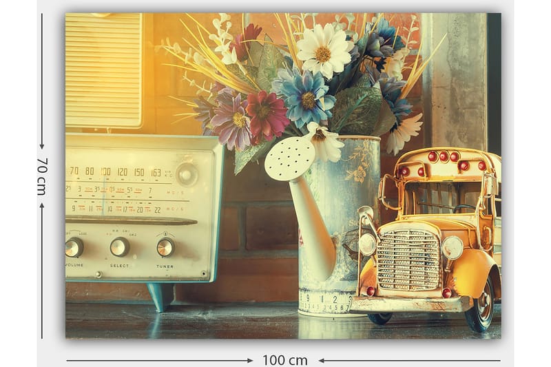 Canvas taulu 70x100 cm - Nostalgista hiljaisuutta vanhanaikaisen radion, kastelukannun ja leikkiauton kanssa viehättävässä sisustuksessa - Keltainen / Sininen / Valkoinen - Sisustustuotteet - Taulu & taide - Canvas-taulu