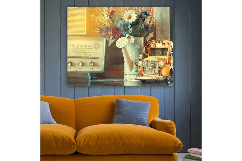 Canvas taulu 70x100 cm - Nostalgista hiljaisuutta vanhanaikaisen radion, kastelukannun ja leikkiauton kanssa viehättävässä sisustuksessa - Keltainen / Sininen / Valkoinen - Sisustustuotteet - Taulu & taide - Canvas-taulu