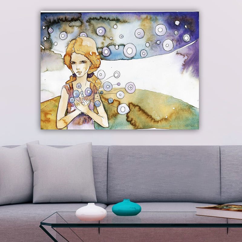 Canvas taulu 70x100 cm - Nuori nainen pitelee pyöreitä kukkia unenomaisessa maisemassa - Vaaleansininen / Beige / Violetti - Sisustustuotteet - Taulu & taide - Canvas-taulu