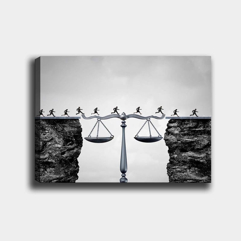 Canvas taulu 70x100 cm - Oikeutta symboloiva vaaka, jossa pienet hahmot juoksevat kuilun yli, Musta / Harmaa / Hopea