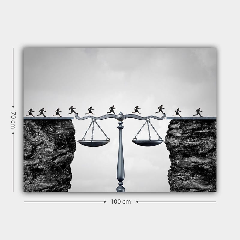 Canvas taulu 70x100 cm - Oikeutta symboloiva vaaka, jossa pienet hahmot juoksevat kuilun yli - Musta / Harmaa / Hopea - Sisustustuotteet - Taulu & taide - Canvas-taulu