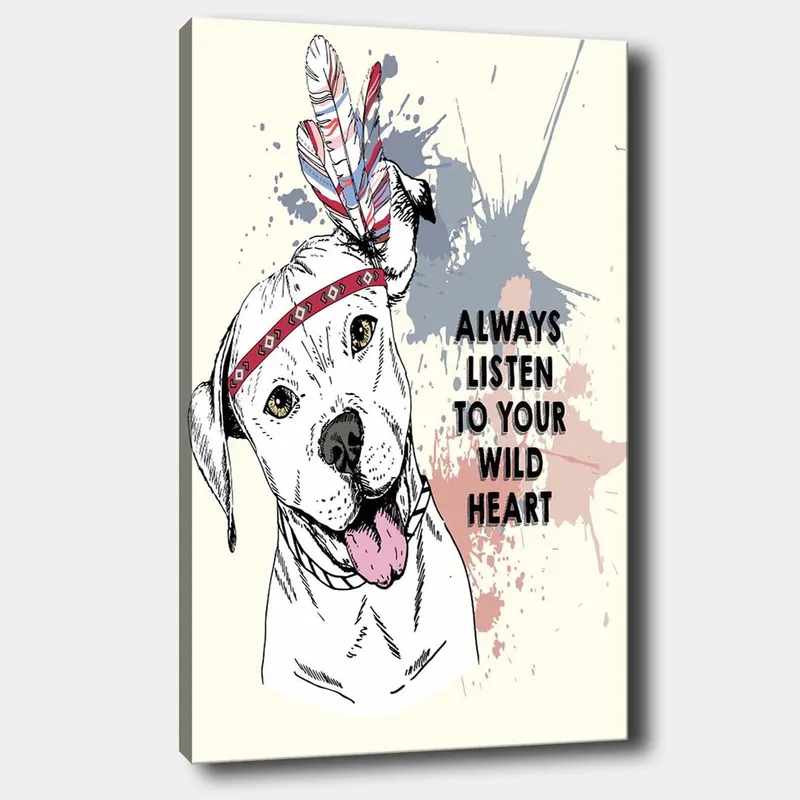 Canvas taulu 70x100 cm - Onnellinen koira, jolla on höyheniä ja pään ympärillä nauha, joka rohkaisee kuuntelemaan villiä sydäntäsi, Valkoinen / Punainen / Sininen