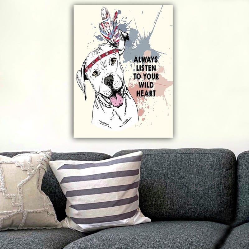 Canvas taulu 70x100 cm - Onnellinen koira, jolla on höyheniä ja pään ympärillä nauha, joka rohkaisee kuuntelemaan villiä sydäntäsi - Valkoinen / Punainen / Sininen - Sisustustuotteet - Taulu & taide - Canvas-taulu