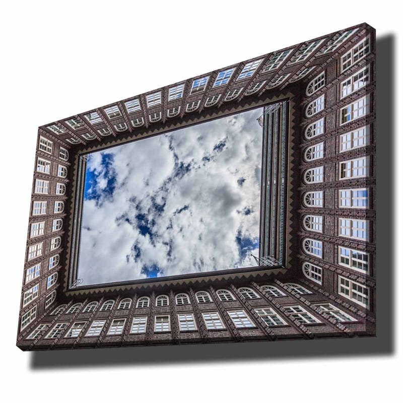 Canvas taulu 70x100 cm - Rakennuksen julkisivu, joka kehystää taivaan peilikuvan, Tummanruskea / Valkoinen / Vaaleansininen