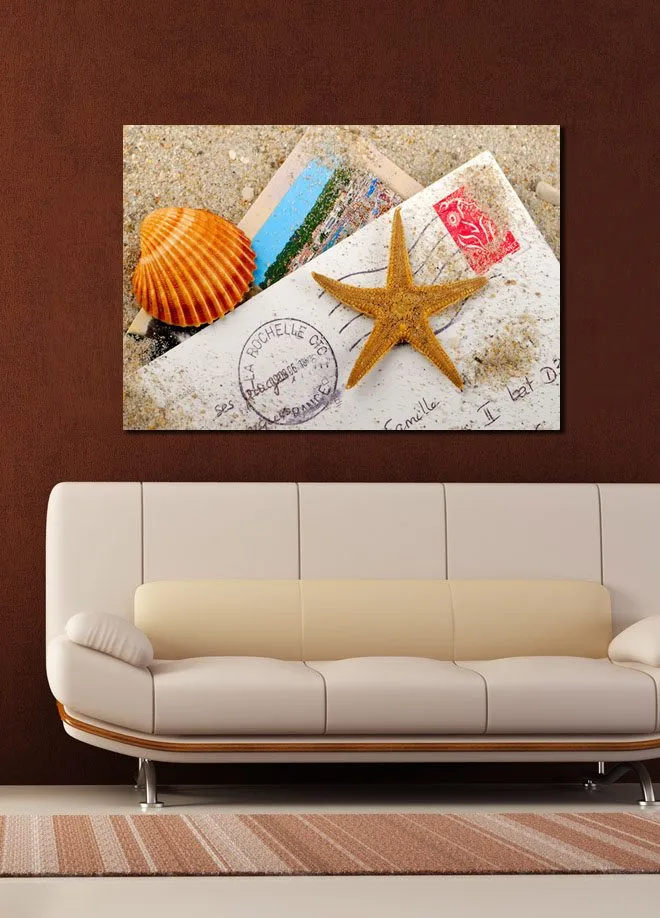 Canvas taulu 70x100 cm - Rantateemainen sommitelma, jossa on meritähtiä ja simpukoita postikortissa - Oranssi / Beige / Valkoinen - Sisustustuotteet - Taulu & taide - Canvas-taulu
