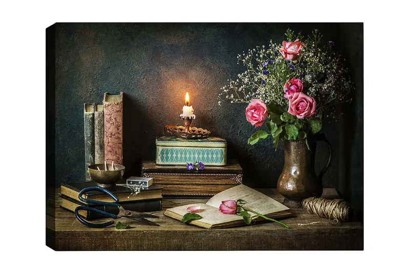 Canvas taulu 70x100 cm - Rauhallinen asetelma ruusuilla, kirjoilla ja palavalla lyhdyllä, joka luo lämpimän ja nostalgisen tunnelman, Vaaleanpunainen / Vihreä / Ruskea
