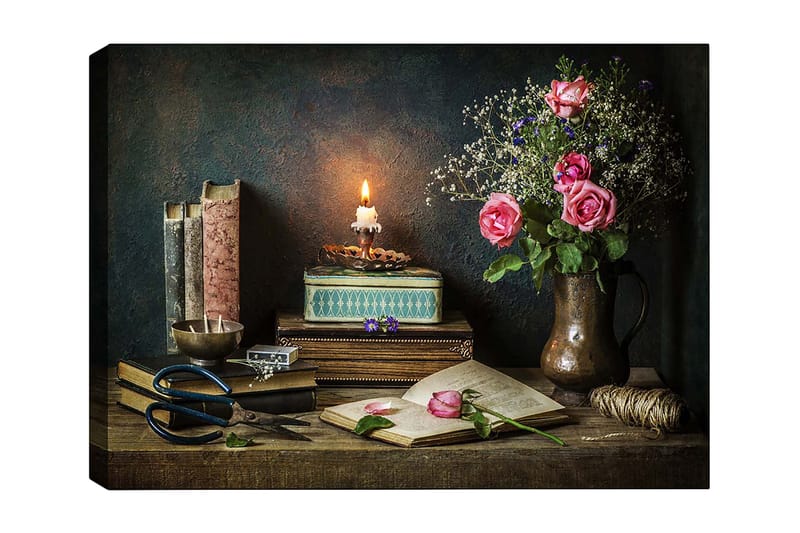 Canvas taulu 70x100 cm - Rauhallinen asetelma ruusuilla, kirjoilla ja palavalla lyhdyllä, joka luo lämpimän ja nostalgisen tunnelman, Vaaleanpunainen / Vihreä / Ruskea