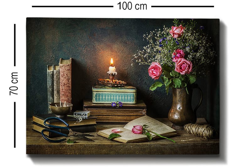 Canvas taulu 70x100 cm - Rauhallinen asetelma ruusuilla, kirjoilla ja palavalla lyhdyllä, joka luo lämpimän ja nostalgisen tunnelman - Vaaleanpunainen / Vihreä / Ruskea - Sisustustuotteet - Taulu & taide - Canvas-taulu