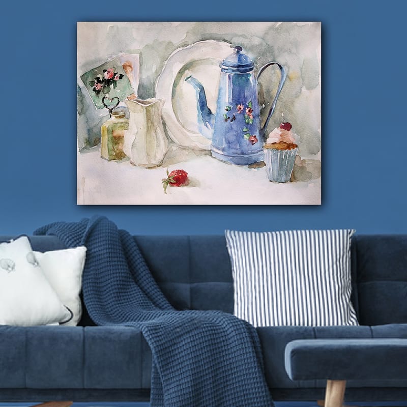 Canvas taulu 70x100 cm - Rauhallinen asetelma sinisellä kahvipannulla, mansikan ja kuppikakun kanssa - Sininen / Valkoinen / Punainen - Sisustustuotteet - Taulu & taide - Canvas-taulu