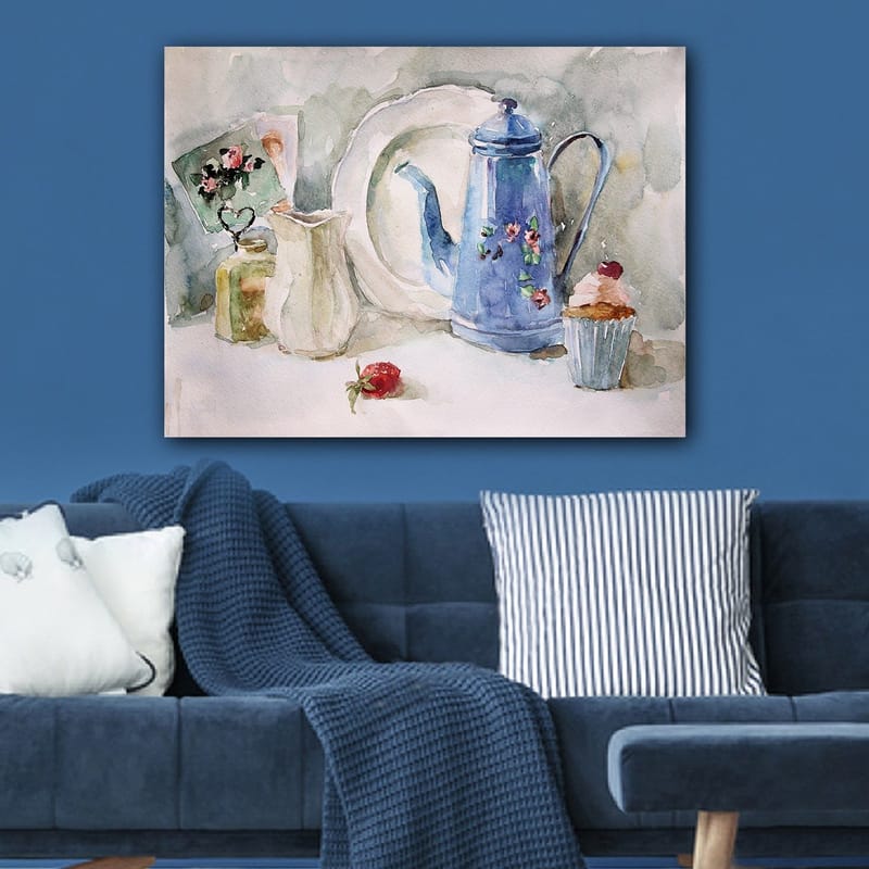 Canvas taulu 70x100 cm - Rauhallinen asetelma sinisellä kahvipannulla, mansikan ja kuppikakun kanssa - Sininen / Valkoinen / Punainen - Sisustustuotteet - Taulu & taide - Canvas-taulu