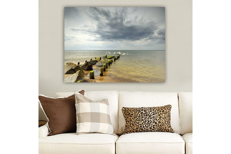 Canvas taulu 70x100 cm - Rauhallinen järvimaisema, jossa joutsenet uivat laiturilla kivien ympäröimänä - Harmaa / Vihreä / Sininen - Sisustustuotteet - Taulu & taide - Canvas-taulu
