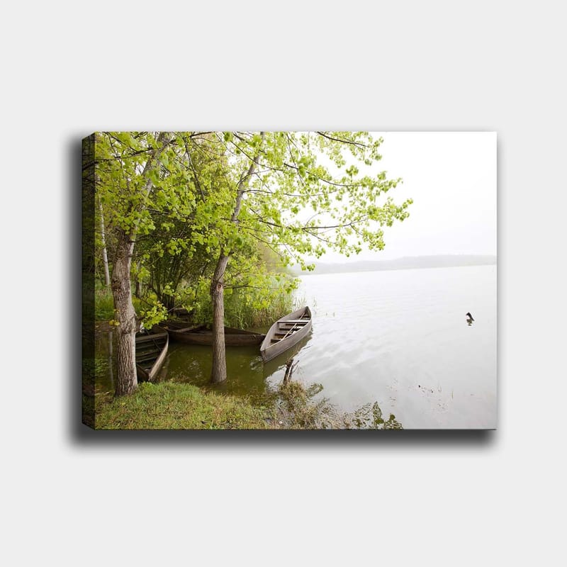 Canvas taulu 70x100 cm - Rauhallinen järvimaisema veneiden ja rehevien puiden kanssa veden äärellä - Vihreä / Ruskea / Harmaa - Sisustustuotteet - Taulu & taide - Canvas-taulu