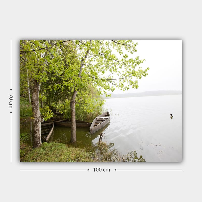 Canvas taulu 70x100 cm - Rauhallinen järvimaisema veneiden ja rehevien puiden kanssa veden äärellä - Vihreä / Ruskea / Harmaa - Sisustustuotteet - Taulu & taide - Canvas-taulu