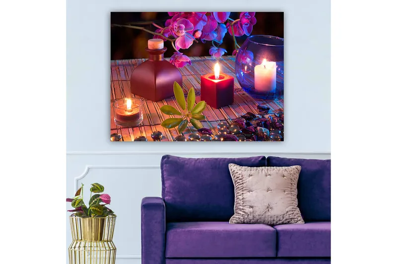 Canvas taulu 70x100 cm - Rauhallinen ja harmoninen asetelma kynttilöillä, kukilla ja koristeilla, Tummanpunainen / Vihreä / Violetti