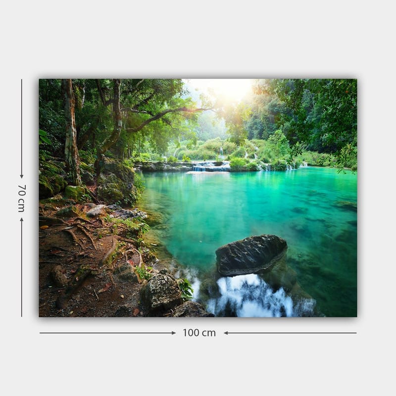 Canvas taulu 70x100 cm - Rauhallinen ja luonnonkaunis vesiputousmaisema kirkkaalla, turkoosilla vedellä rehevän vehreyden ympäröimänä - Turkoosi / Vihreä / Ruskea - Sisustustuotteet - Taulu & taide - Canvas-taulu