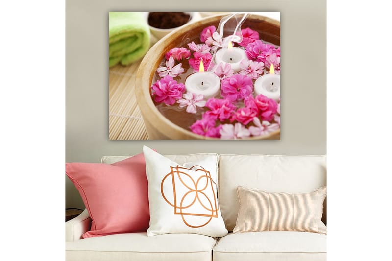 Canvas taulu 70x100 cm - Rauhallinen ja rentouttava kulho kelluvilla kukilla ja kynttilöillä - Vaaleanpunainen / Valkoinen / Keltainen - Sisustustuotteet - Taulu & taide - Canvas-taulu