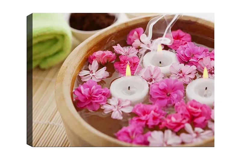 Canvas taulu 70x100 cm - Rauhallinen ja rentouttava kulho kelluvilla kukilla ja kynttilöillä, Vaaleanpunainen / Valkoinen / Keltainen