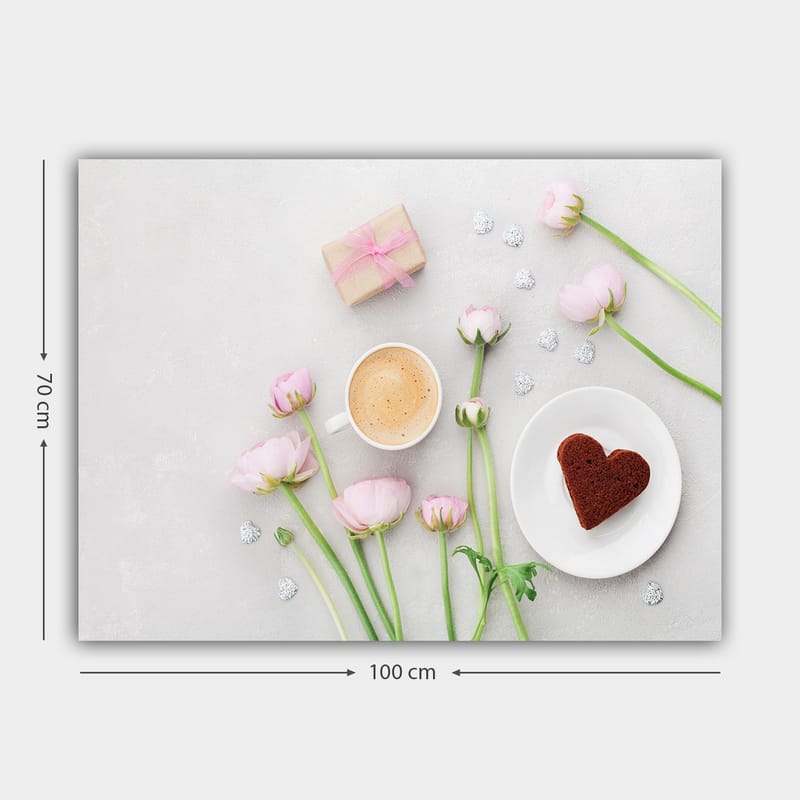 Canvas taulu 70x100 cm - Rauhallinen ja romanttinen kattaus vaaleanpunaisilla kukilla, kupillisella kahvia ja sydämenmuotoisella kakulla - Vaaleanpunainen / Ruskea / Valkoinen - Sisustustuotteet - Taulu & taide - Canvas-taulu