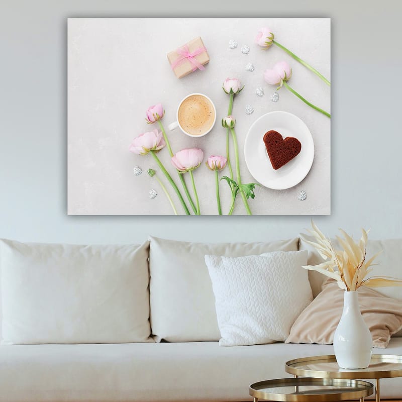 Canvas taulu 70x100 cm - Rauhallinen ja romanttinen kattaus vaaleanpunaisilla kukilla, kupillisella kahvia ja sydämenmuotoisella kakulla - Vaaleanpunainen / Ruskea / Valkoinen - Sisustustuotteet - Taulu & taide - Canvas-taulu