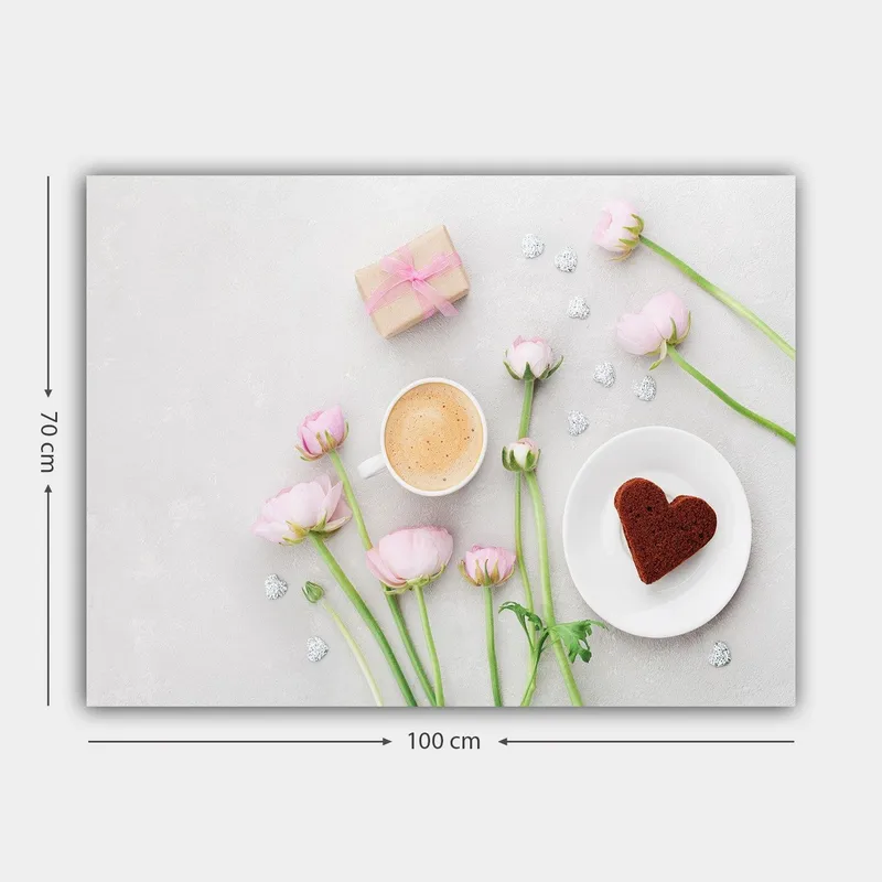 Canvas taulu 70x100 cm - Rauhallinen ja romanttinen kattaus vaaleanpunaisilla kukilla, kupillisella kahvia ja sydämenmuotoisella kakulla - Vaaleanpunainen / Ruskea / Valkoinen - Sisustustuotteet - Taulu & taide - Canvas-taulu