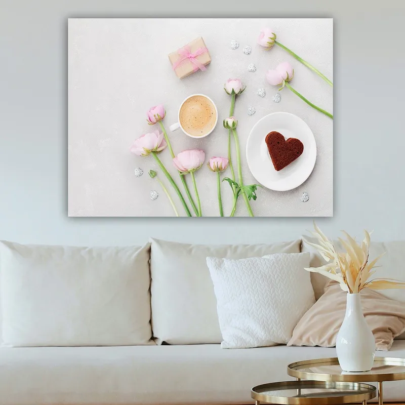 Canvas taulu 70x100 cm - Rauhallinen ja romanttinen kattaus vaaleanpunaisilla kukilla, kupillisella kahvia ja sydämenmuotoisella kakulla - Vaaleanpunainen / Ruskea / Valkoinen - Sisustustuotteet - Taulu & taide - Canvas-taulu