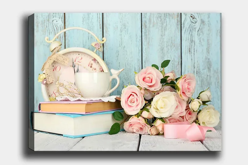 Canvas taulu 70x100 cm - Rauhallinen ja romanttinen sommitelma, jossa on kuppi, vanhanaikainen kello ja ruusukimppu, Vaaleanpunainen / Valkoinen / Vaaleansininen