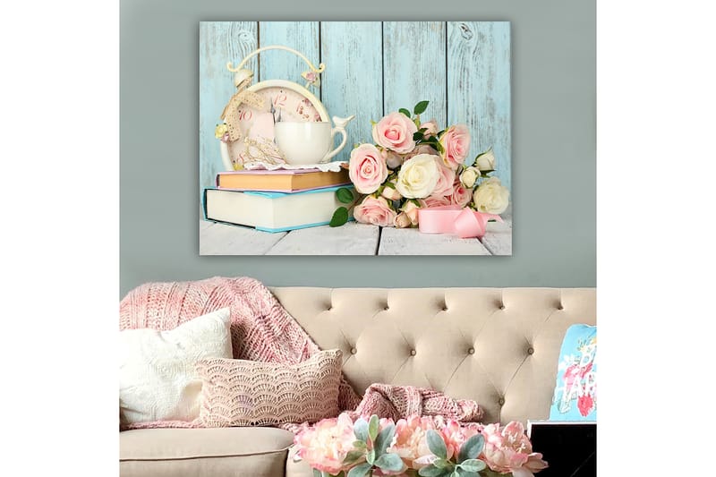 Canvas taulu 70x100 cm - Rauhallinen ja romanttinen sommitelma, jossa on kuppi, vanhanaikainen kello ja ruusukimppu - Vaaleanpunainen / Valkoinen / Vaaleansininen - Sisustustuotteet - Taulu & taide - Canvas-taulu
