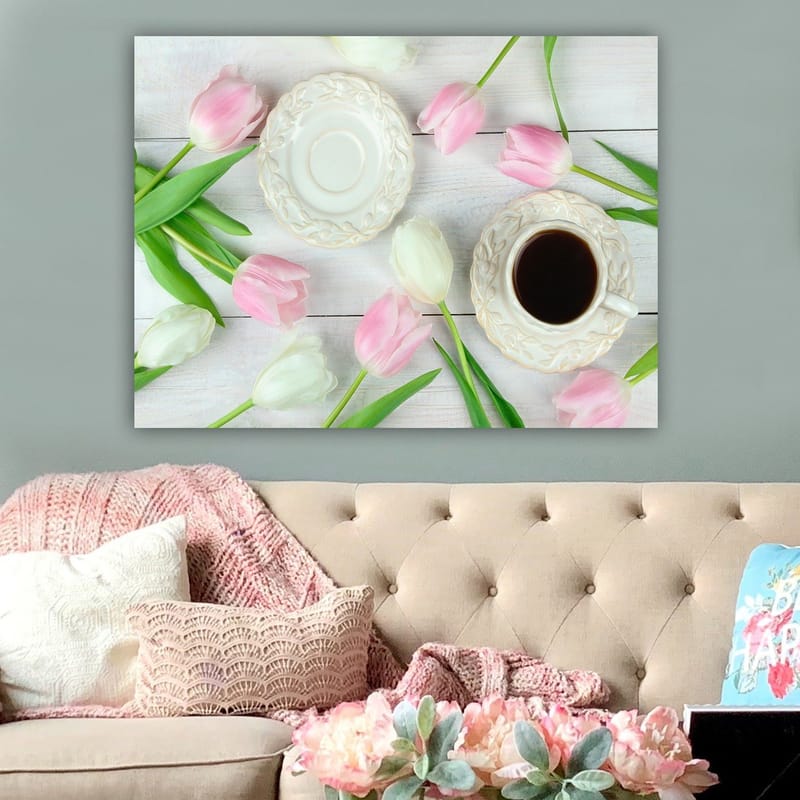 Canvas taulu 70x100 cm - Rauhallinen kattaus kupin kahvin ja vaaleanpunaisten ja valkoisten tulppaanien kera - Vaaleanpunainen / Valkoinen / Vihreä - Sisustustuotteet - Taulu & taide - Canvas-taulu