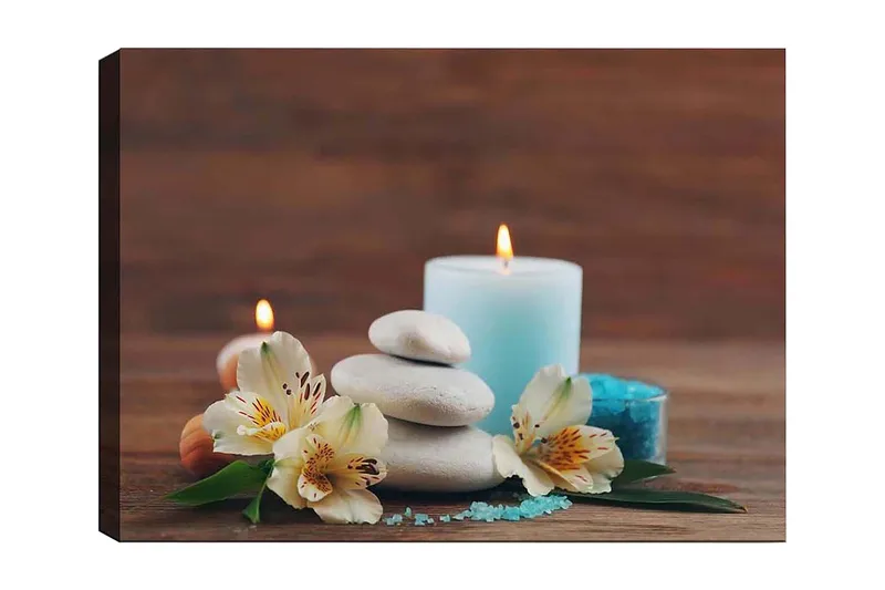 Canvas taulu 70x100 cm - Rauhallinen kivi-, kukka- ja kynttiläyhdistelmä luo rentouttavan tunnelman, Vaaleansininen / Valkoinen / Vihreä