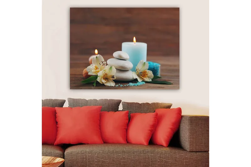 Canvas taulu 70x100 cm - Rauhallinen kivi-, kukka- ja kynttiläyhdistelmä luo rentouttavan tunnelman - Vaaleansininen / Valkoinen / Vihreä - Sisustustuotteet - Taulu & taide - Canvas-taulu