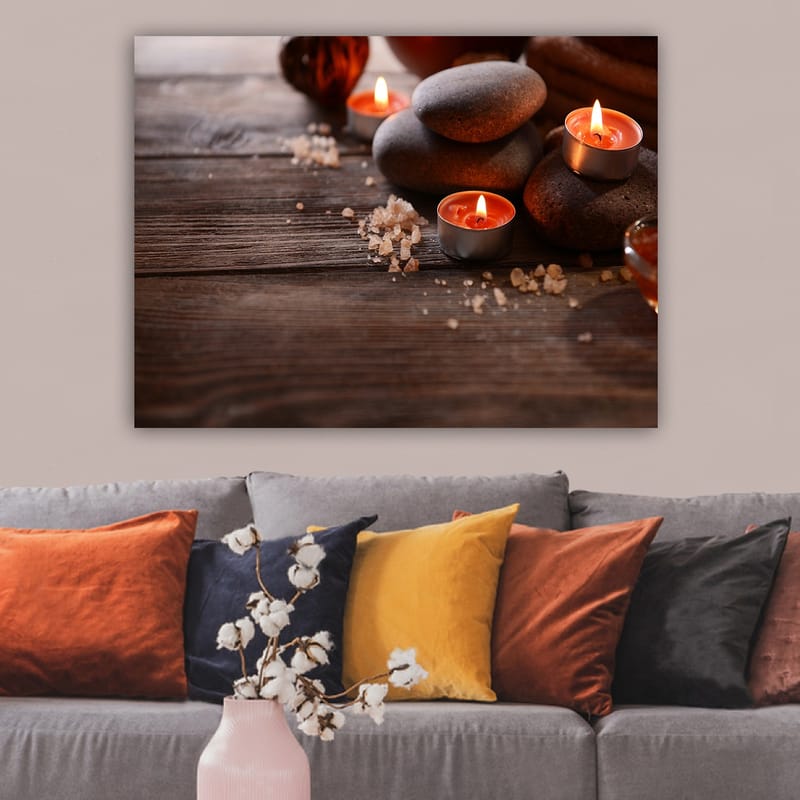 Canvas taulu 70x100 cm - Rauhallinen kivi- ja kynttiläyhdistelmä luo rentouttavan tunnelman, Harmaa / Oranssi / Ruskea