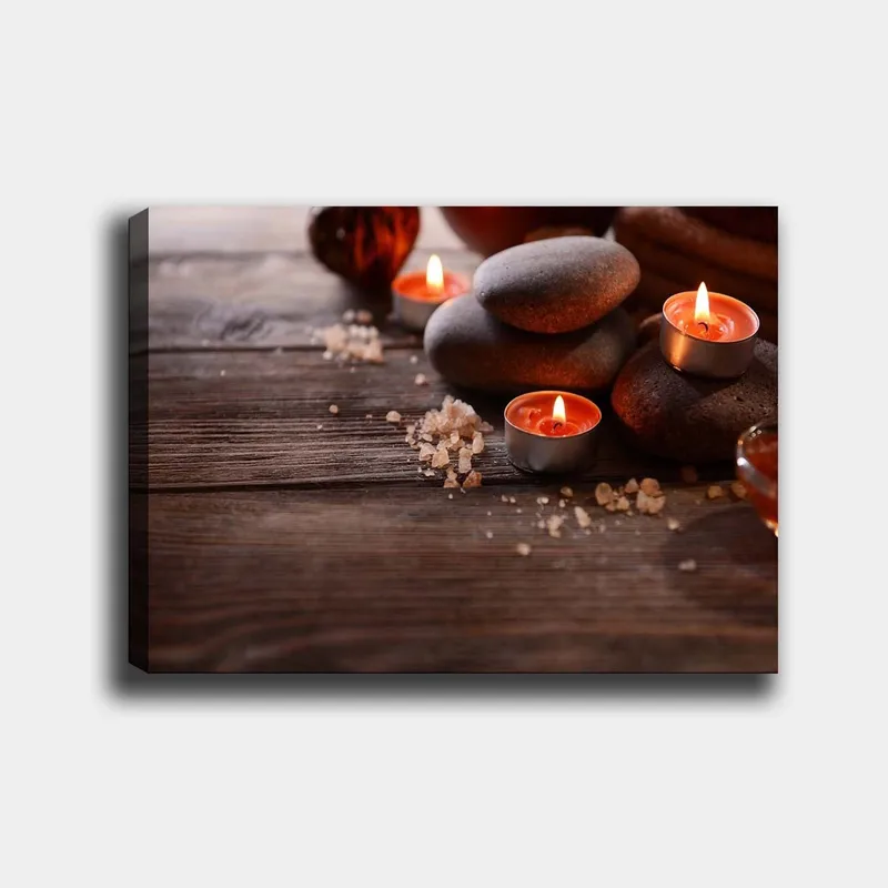Canvas taulu 70x100 cm - Rauhallinen kivi- ja kynttiläyhdistelmä luo rentouttavan tunnelman - Harmaa / Oranssi / Ruskea - Sisustustuotteet - Taulu & taide - Canvas-taulu