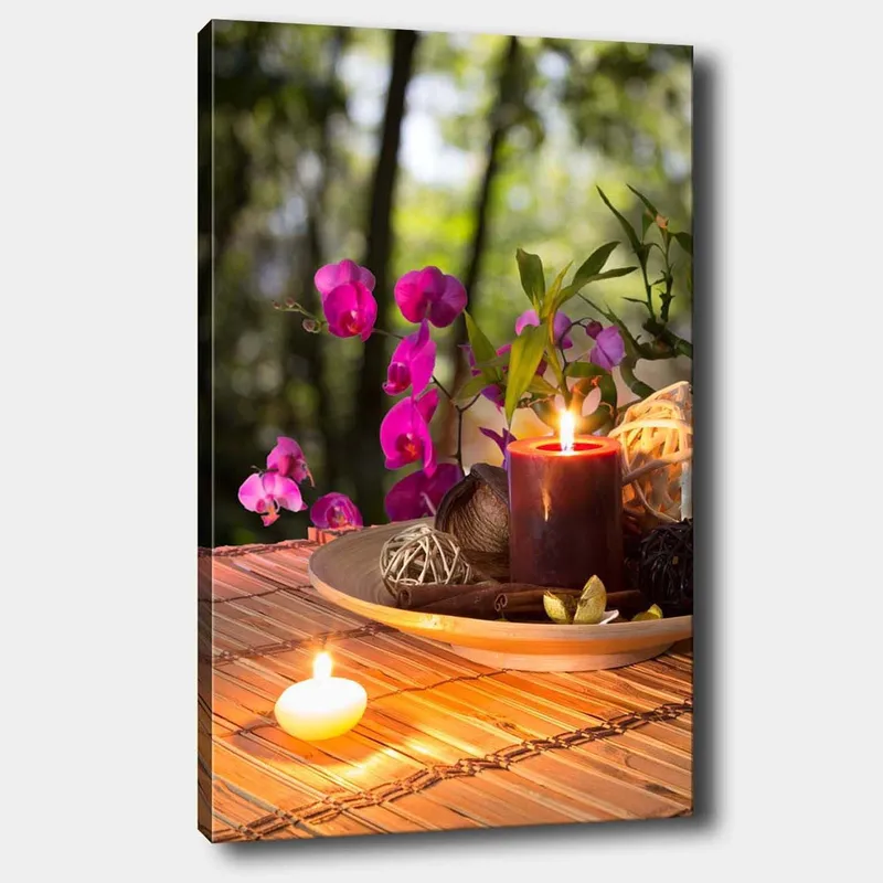 Canvas taulu 70x100 cm - Rauhallinen kukkien ja kynttilöiden kokoelma pöydällä luo harmonisen tunnelman, Violetti / Tummanpunainen / Vihreä